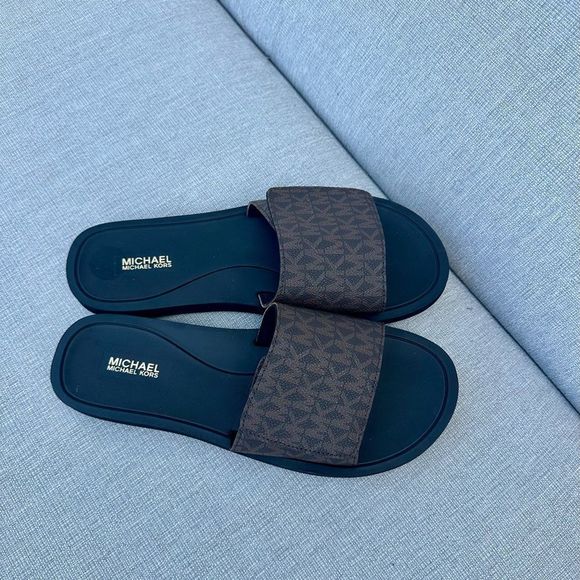 Michael Kors Eva signature slide sandal. - Picture 3 of 7